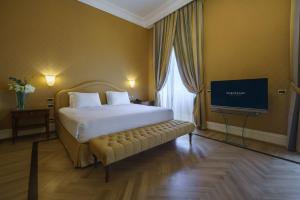 Un televizor și/sau centru de divertisment la Eurostars Hotel Excelsior