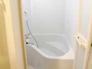 un bagno con doccia e porta in vetro di Hotel Sunroute Sopra Kobe Annesso a Kobe