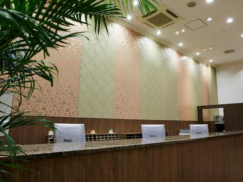 - une salle d'attente avec un grand mur dans l'établissement S.Training Center Hotel Osaka, à Osaka