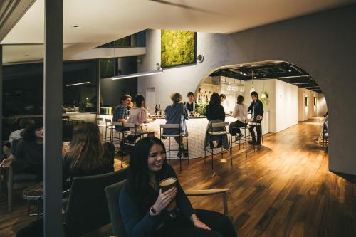 een groep mensen die in een restaurant zitten bij Imu Hotel Kyoto in Kyoto