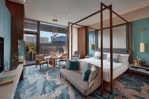 Giường trong phòng chung tại Mandarin Oriental Wangfujing, Beijing