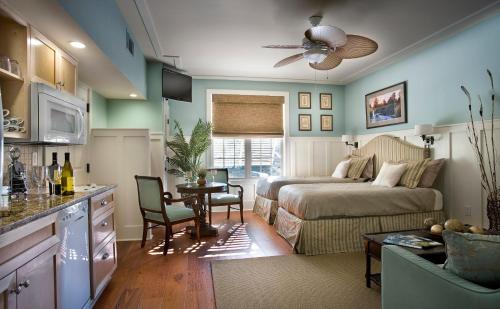 ein Wohnzimmer mit einem Sofa und einem Bett in der Unterkunft The Inlet Sports Lodge in Myrtle Beach