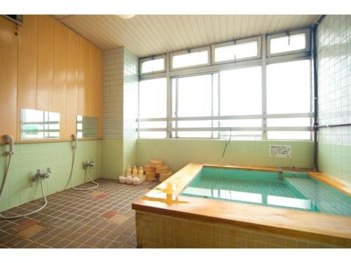 duża łazienka z dużym basenem w obiekcie Hotel Hayashi - Vacation STAY 49805v w mieście Beppu