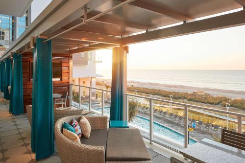 einen Balkon mit Blick auf den Strand in der Unterkunft Hilton Grand Vacations Club Ocean Enclave Myrtle Beach in Myrtle Beach