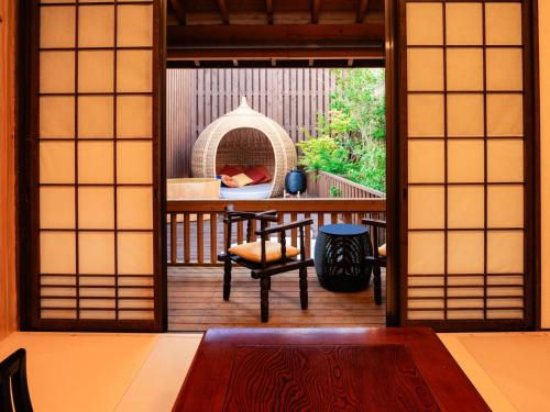 een kamer met een balkon met een tafel en een stoel bij Tsuruya / Vacation STAY 59071 in Miyaji