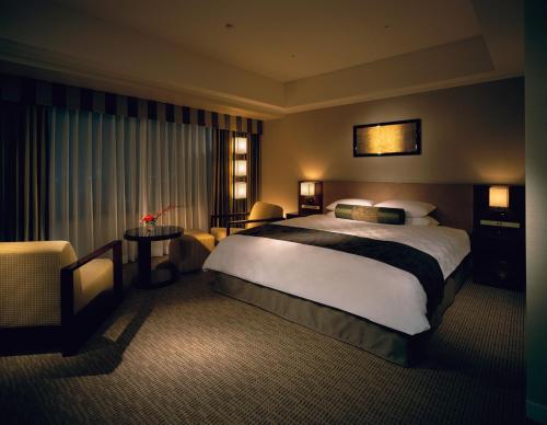 A bed or beds in a room at Hotel Okura Kyoto