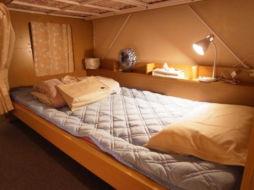Tempat tidur dalam kamar di Guesthouse Engawa