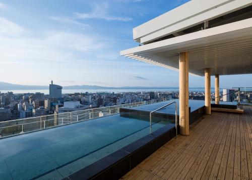 ein Pool auf dem Dach eines Gebäudes in der Unterkunft JR Kyushu Hotel Blossom Oita in Ōita