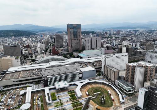 Otelden çekilmiş Kanazawa şehrinin genel bir manzarası veya şehir manzarası