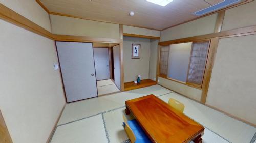 een kamer met een houten tafel en een kamer met ramen bij H,U,B Unzen - Vacation STAY 01672v in Unzen