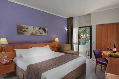 Giường trong phòng chung tại Leonardo Privilege Eilat Hotel - All inclusive