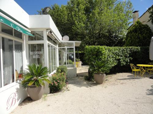 En hage utenfor Hotel de l'île