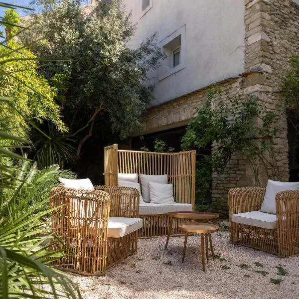 Le Clos Violette et Le 11 D'Aglaé - Hôtel de Charme Design de Luxe, hotell i LʼIsle-sur-la-Sorgue