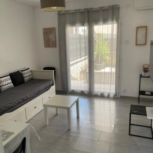 Appartement t2 avec terrasse et cour, hotell i Cavaillon