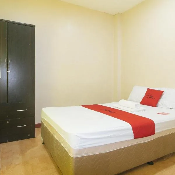 RedDoorz near Talisay District Hospital, מלון בCandulawan