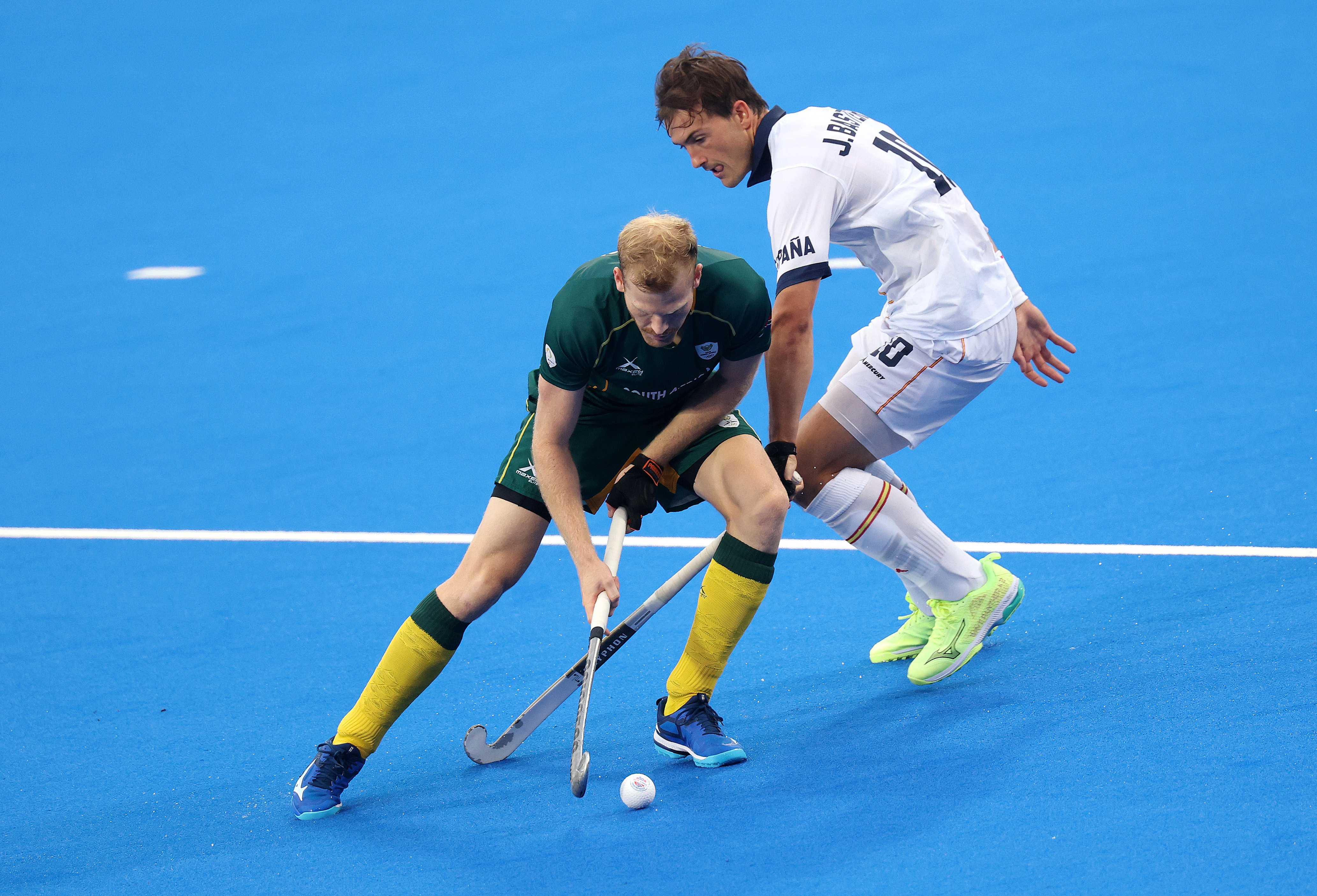 PARIS, FRANCE - JULY 31: Andrew Hobson of Team South Africa is challenged by Jose Maria Basterra of Team Spain 
during the Men's Pool A match between Spain and South Africa on day five of the Olympic Games Paris 2024 at Stade Yves Du Manoir on July 31, 2024 in Paris, France. (Photo by Michael Reaves/Getty Images)