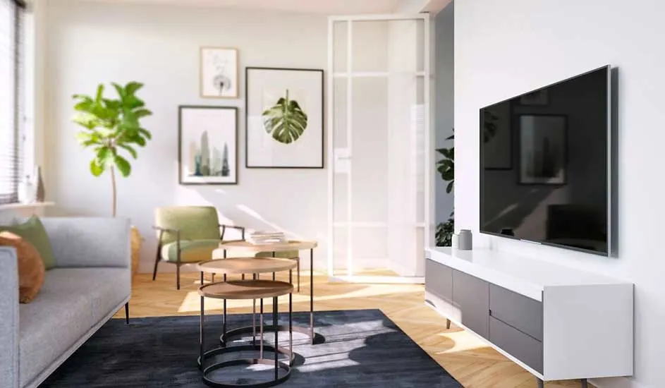 Een lichte, moderne woonkamer met een grote tv, een grijze bank, groene plant, kunst aan de muur en een stijlvol wit tv-meubel.
