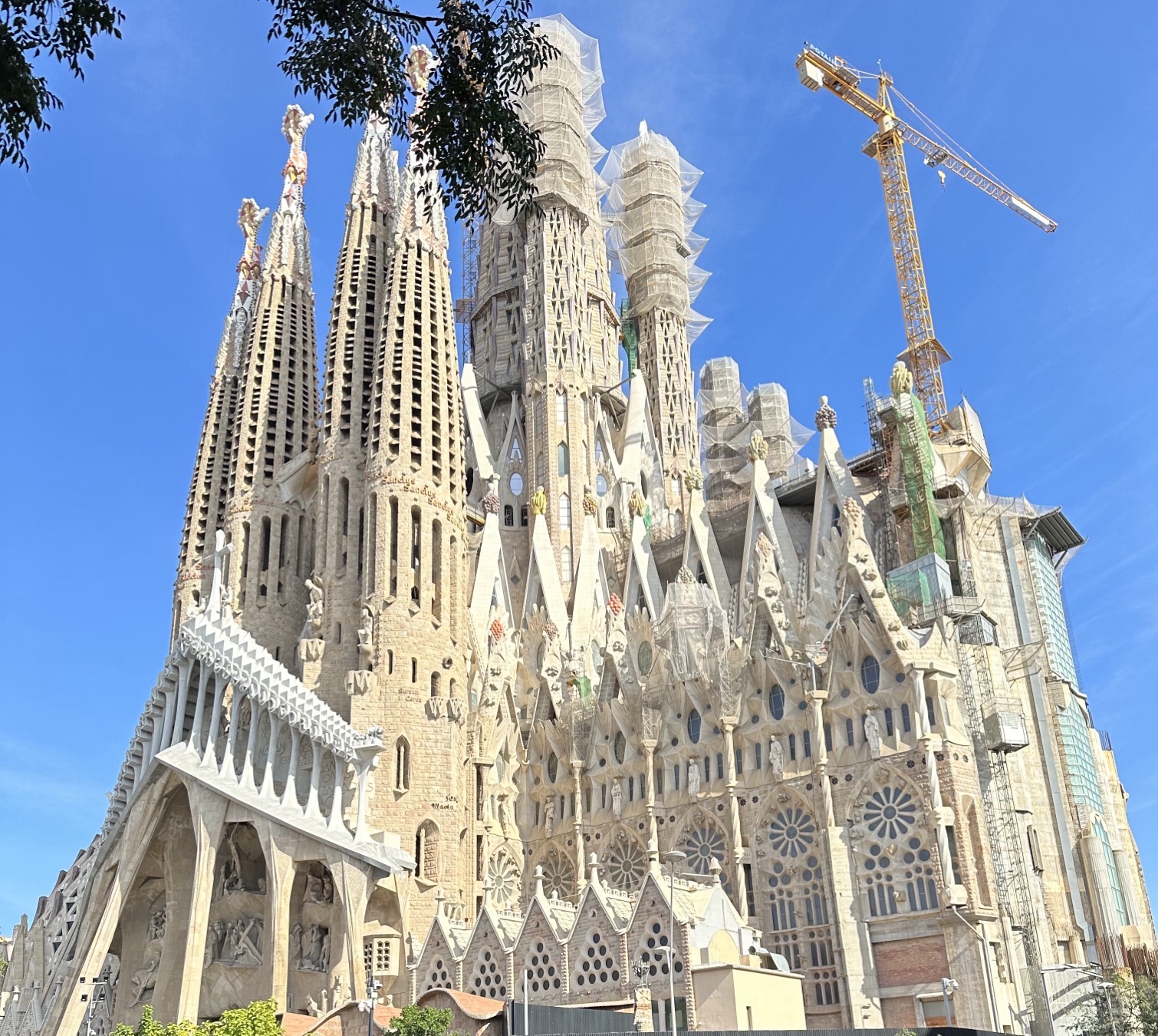 SagradaFamilia.jpeg Sagrada Familia church in Barcelona with construction crane in the background
