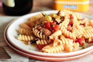 Receita clássica e fácil de macarrão com sardinha em lata que fica pronta em 20 minutos e rende duas porções generosas.
