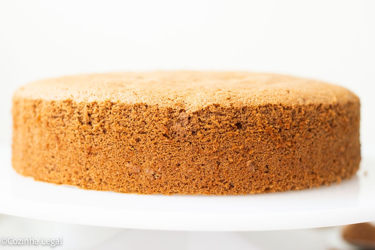 Aprenda a fazer pão de ló de chocolate sem fermento com apenas 4 ingredientes. Receita fácil, fofinha e perfeita para bolos recheados ou bolo de pote.