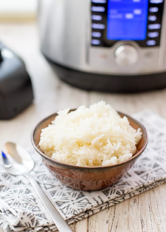 Arroz na panela de pressão fácil. Panela de pressão é a maneira mais confiável e infalível de fazer arroz que existe. Fica soltinho sempre.