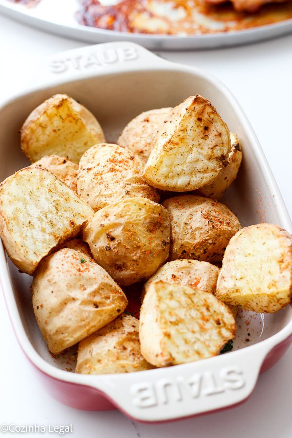 Aprenda como fazer batata na airfryer fácil, crocante por fora e macia por dentro, com poucos ingredientes e temperos simples. Receita prática e deliciosa!