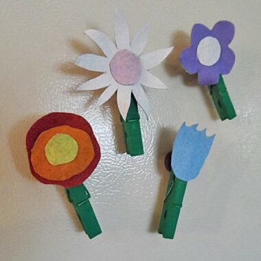 What a fun Mother's Day or Teacher Appreciation gift for the kids to make! Flower magnets from old blue jeans.