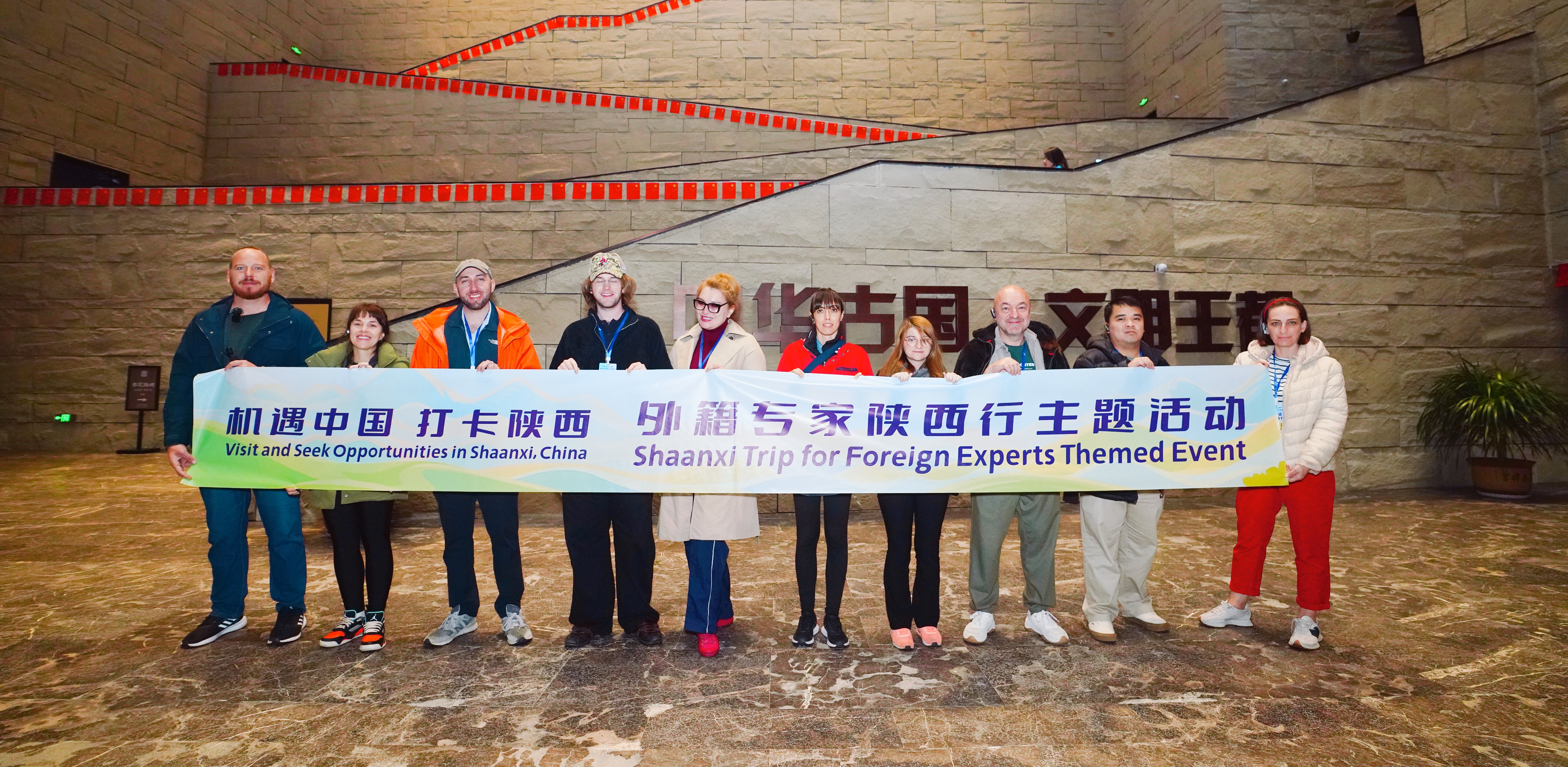 Foreign Experts from Ten Countries Visit Shimao Ruins in Shenmu to Experience Chinese Civilization_fororder_图片1