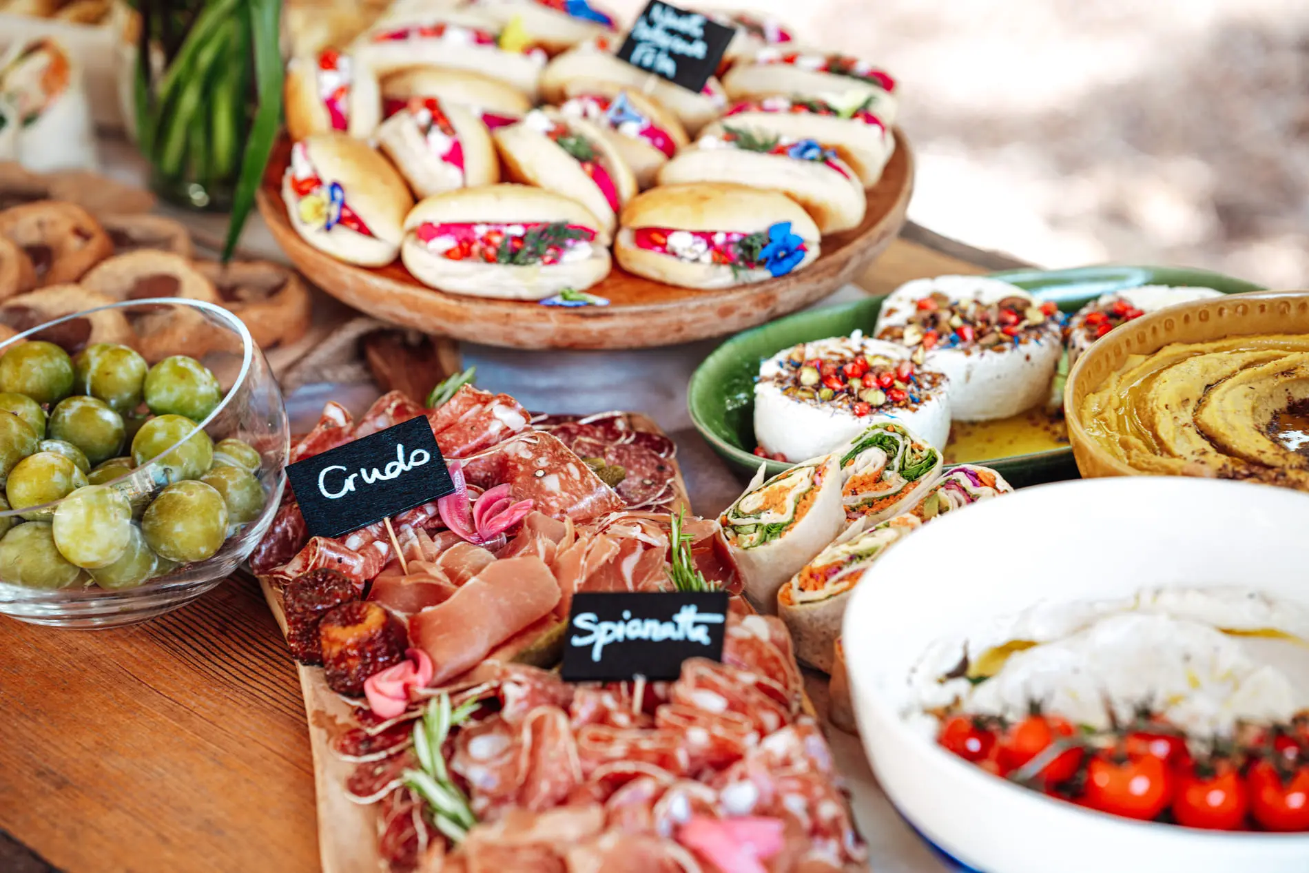 Table gourmande avec navettes et charcuteries par Csibon