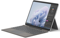 لقطة شاشة Surface Pro 10 للأعمال في وضع الكمبيوتر المحمول مع لوحة مفاتيح Surface Pro مع تخزين القلم وقلم Surface Slim Pen مع ظهور الشاشة إلى الخارج و Copilot وWindows على الشاشة.