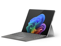 Surface Pro (11η Επεξεργασία) στη βάση στήριξης, πλατινένιο πληκτρολόγιο στραμμένο προς τα αριστερά με άνθηση στην οθόνη.