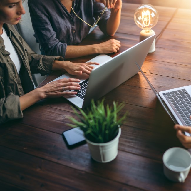 Jeunes entrepreneurs travaillant ensemble sur un nouveau projet