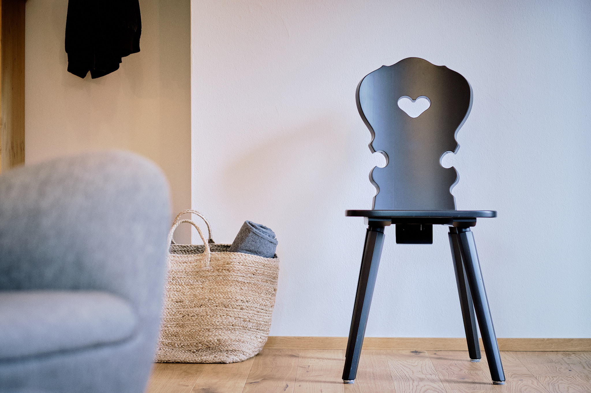 Bayrischer Minimalismus: Stuhl und Couch in Ferienwohnung im Der Lederer Hof Tegernsee
