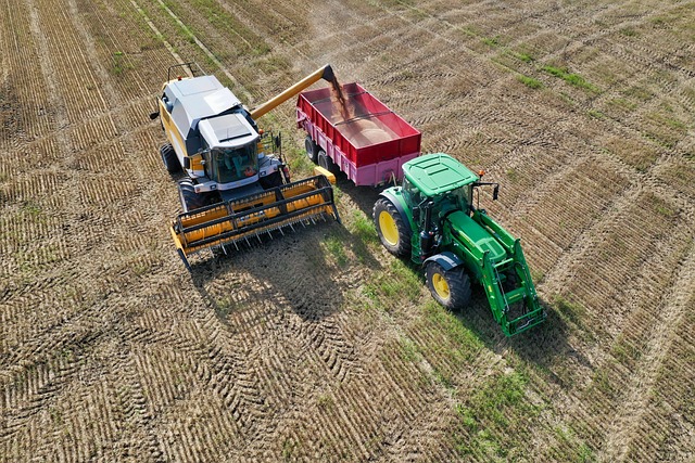 combine-harvester-6586592_640