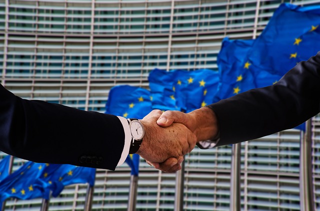 handshake-4698429_640