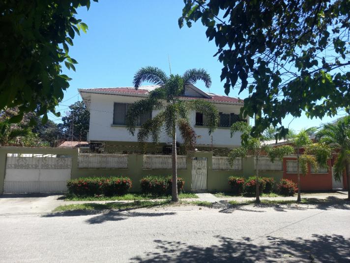 Amplia casa de dos niveles, en el primero se encuentra una sala, comedor, cocina desayunador, un dormitorio con ba&ntilde;o completo, medio ba&ntilde;o de visita, cuarto de servidumbre con su ba&ntilde;o, &aacute;rea de lavander&iacute;a, porche y garaje para dos veh&iacute;culos, mientras que en el segundo nivel cuatro dormitorios con closet, dos ba&ntilde;os completos y una terraza. Solida construcci&oacute;n a base cimientos de zapata, paredes de bloque de concreto repelladas y pintadas, columnas de concreto, entrepiso de loza de concreto, techo de Aluzinc, cielo falso de panelit, puertas de madera de color, piso de terrazo y cer&aacute;mica, ventanas de celos&iacute;as, balcones, portones de hierro y cerca met&aacute;lica, muro perimetral. Excelente ubicaci&oacute;n residencial o Comercial/Oficinas con la m&aacute;s alta plusval&iacute;a y una gran accesibilidad. Metros de Construcci&oacute;n 311.97 m2, &Aacute;rea de Terreno 385.39 v2.