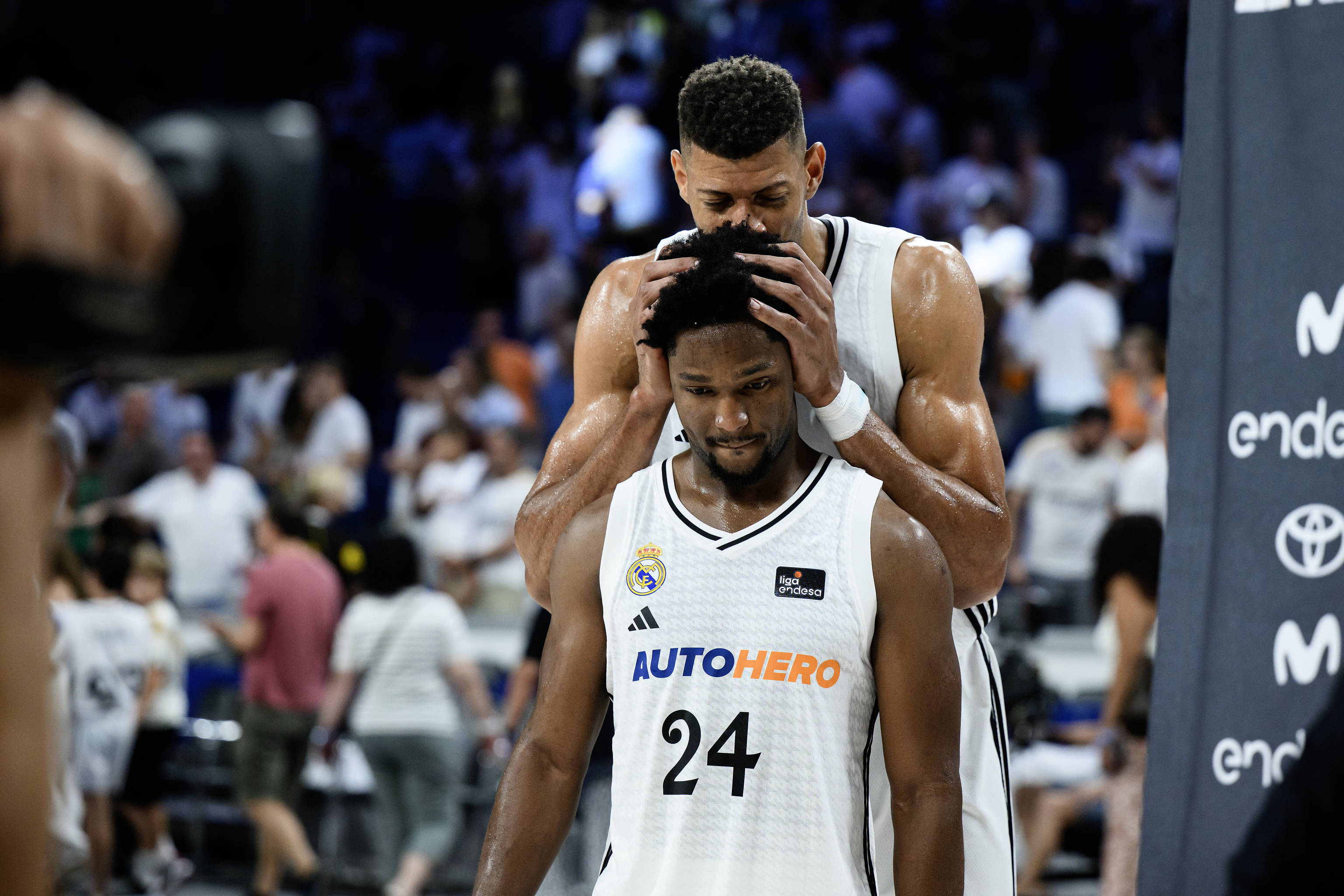 Tavares y Andr�s Feliz, durante el segundo partido de la final