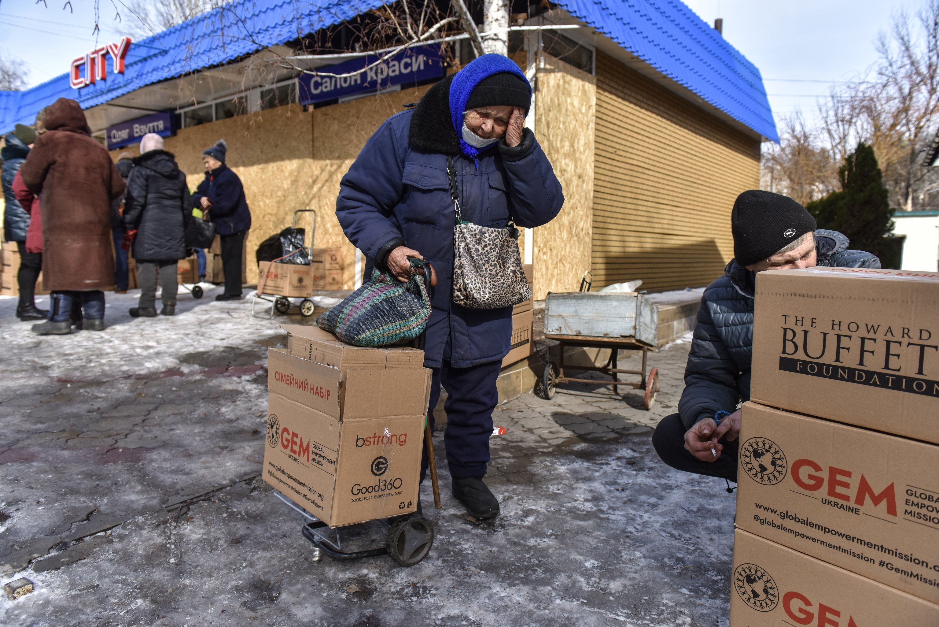Varias personas recogen cajas de ayuda humanitaria en la regi�n de Donetsk.