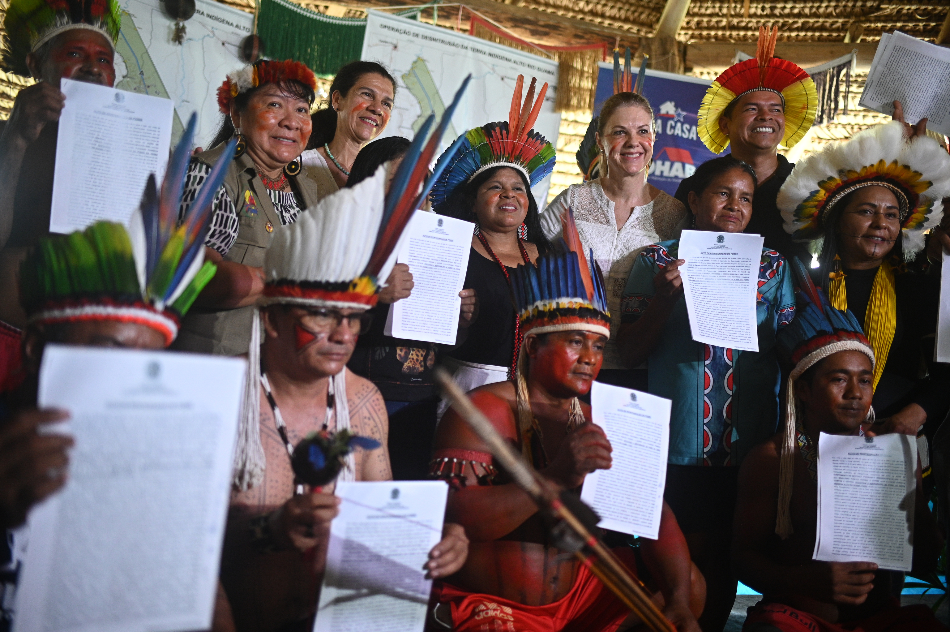 La ministra de Pueblos Ind�genas, Sonia Guajajara, entrega t�tulos de propiedad en Alto R�o Guam� (Brasil).