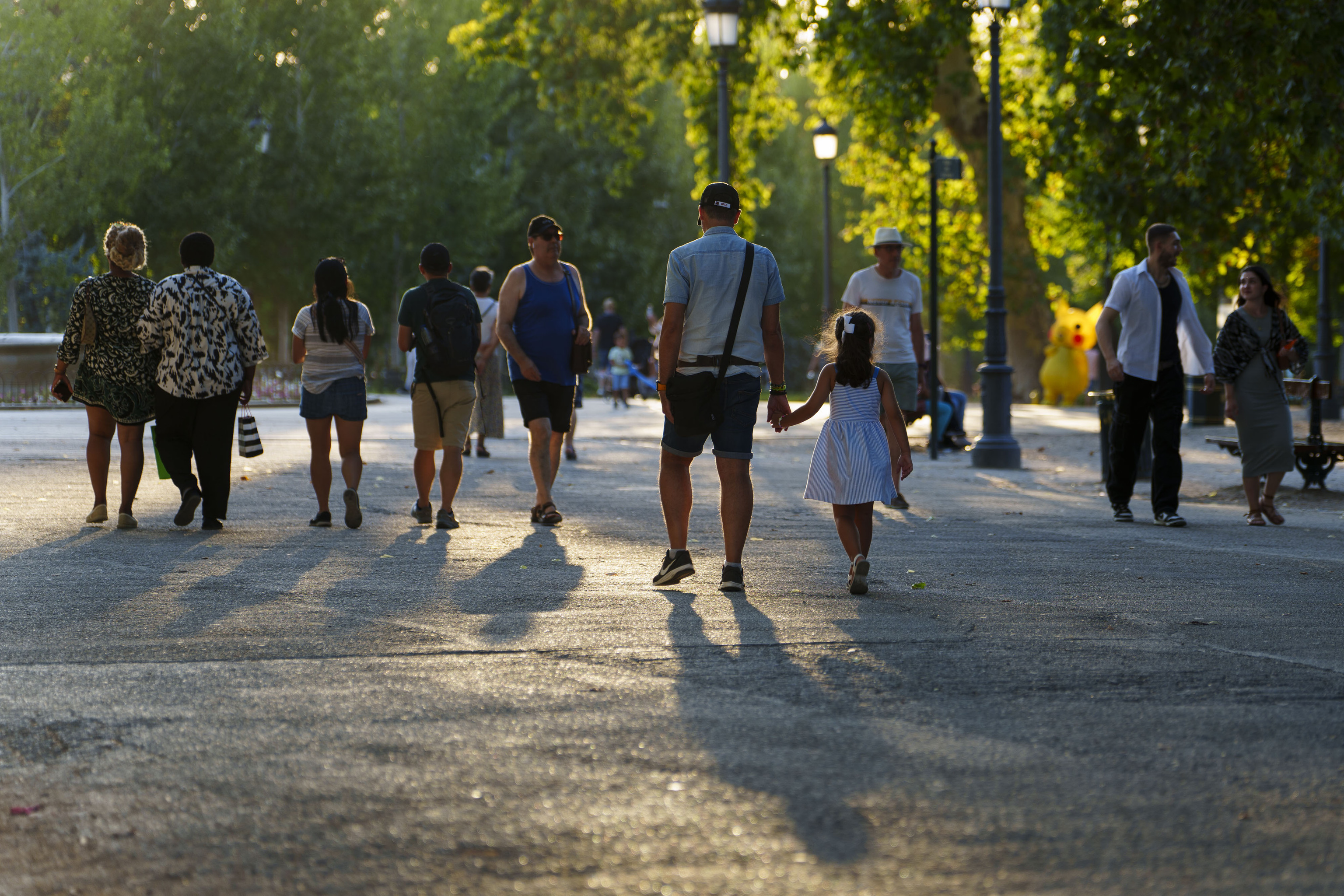 Varias familias en el parque de El Retiro en Madrid.
