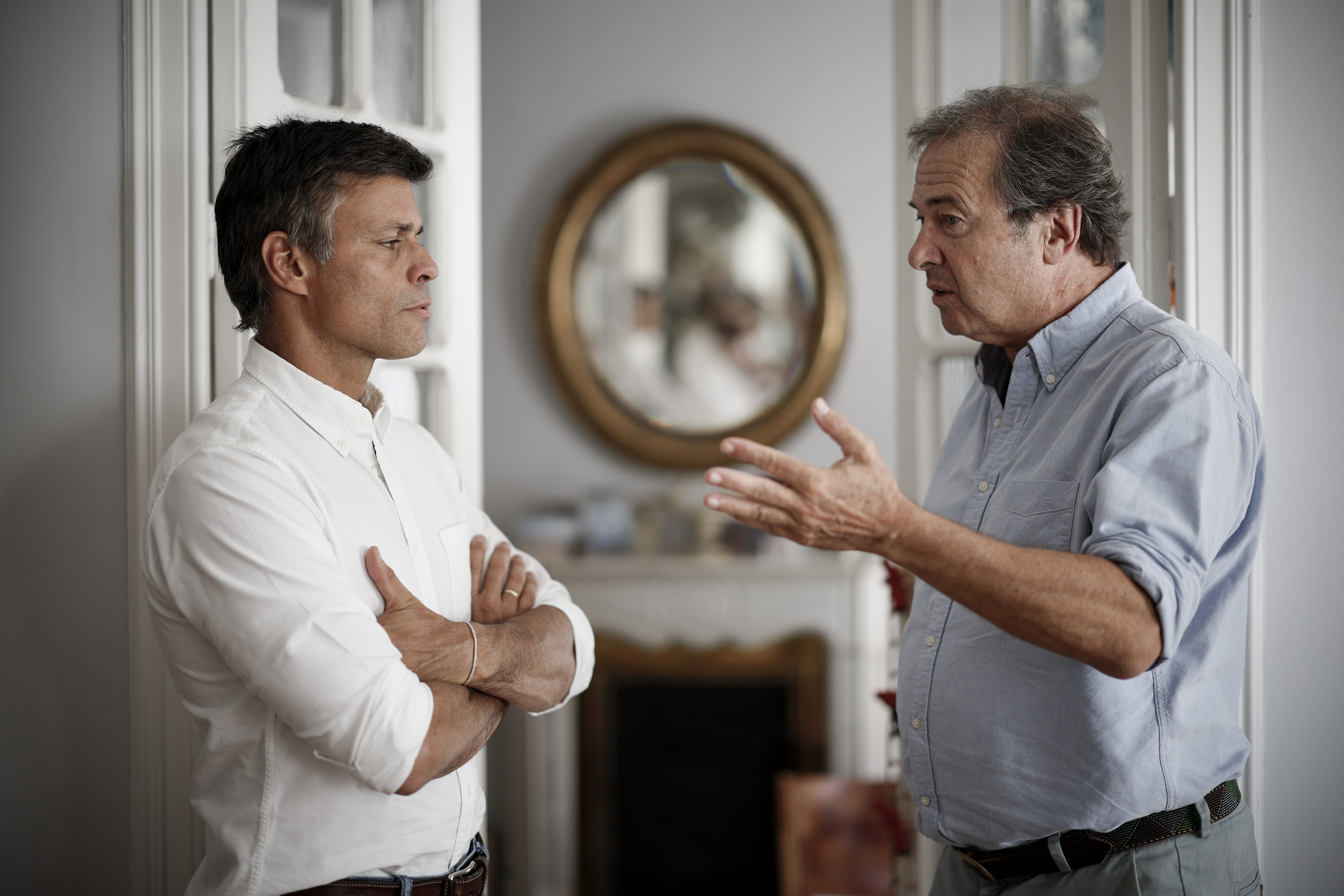 El opositor venezolano Leopoldo L�pez, conversa con el escritor espa�ol Javier Moro.