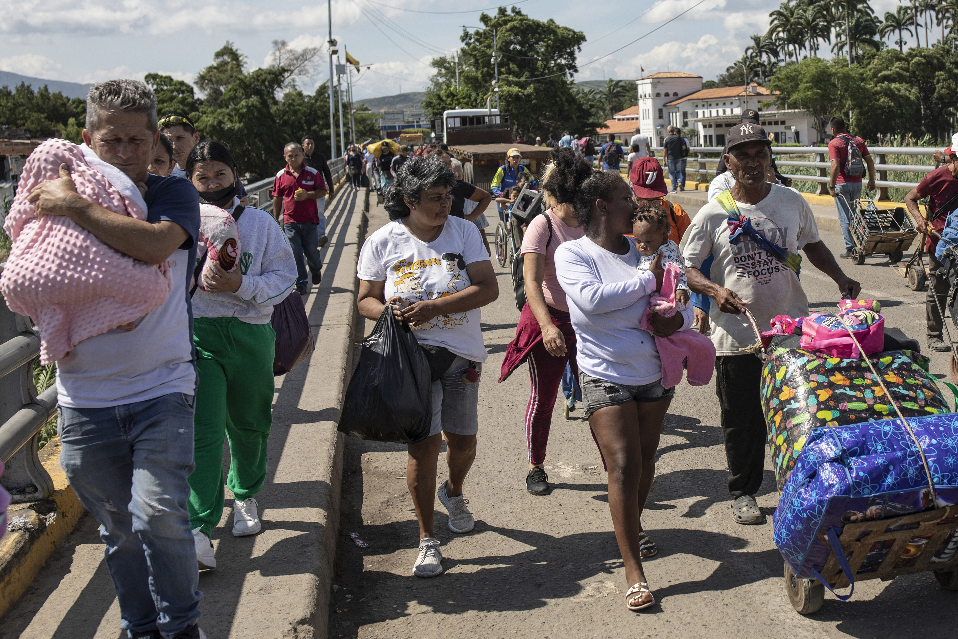 Cruce de migrantes en el puente Sim�n Bol�var.