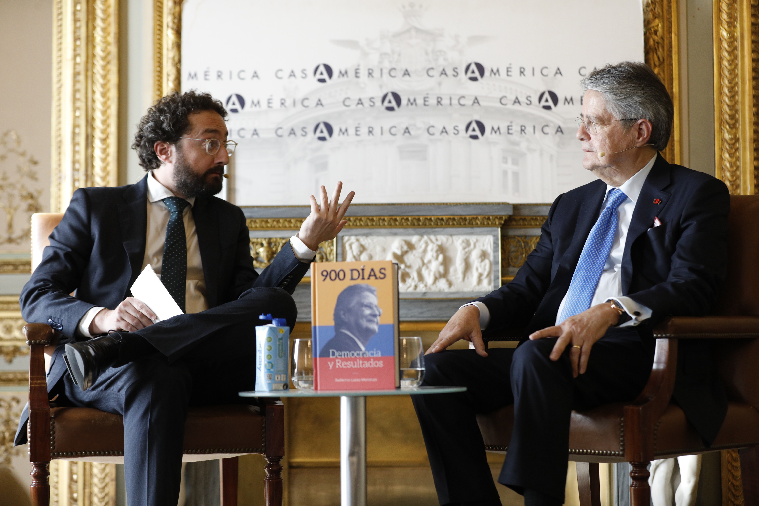 El director de EL MUNDO, Joaqu�n Manso, y el ex presidente de Ecuador Guillermo Lasso, hoy, en Madrid.