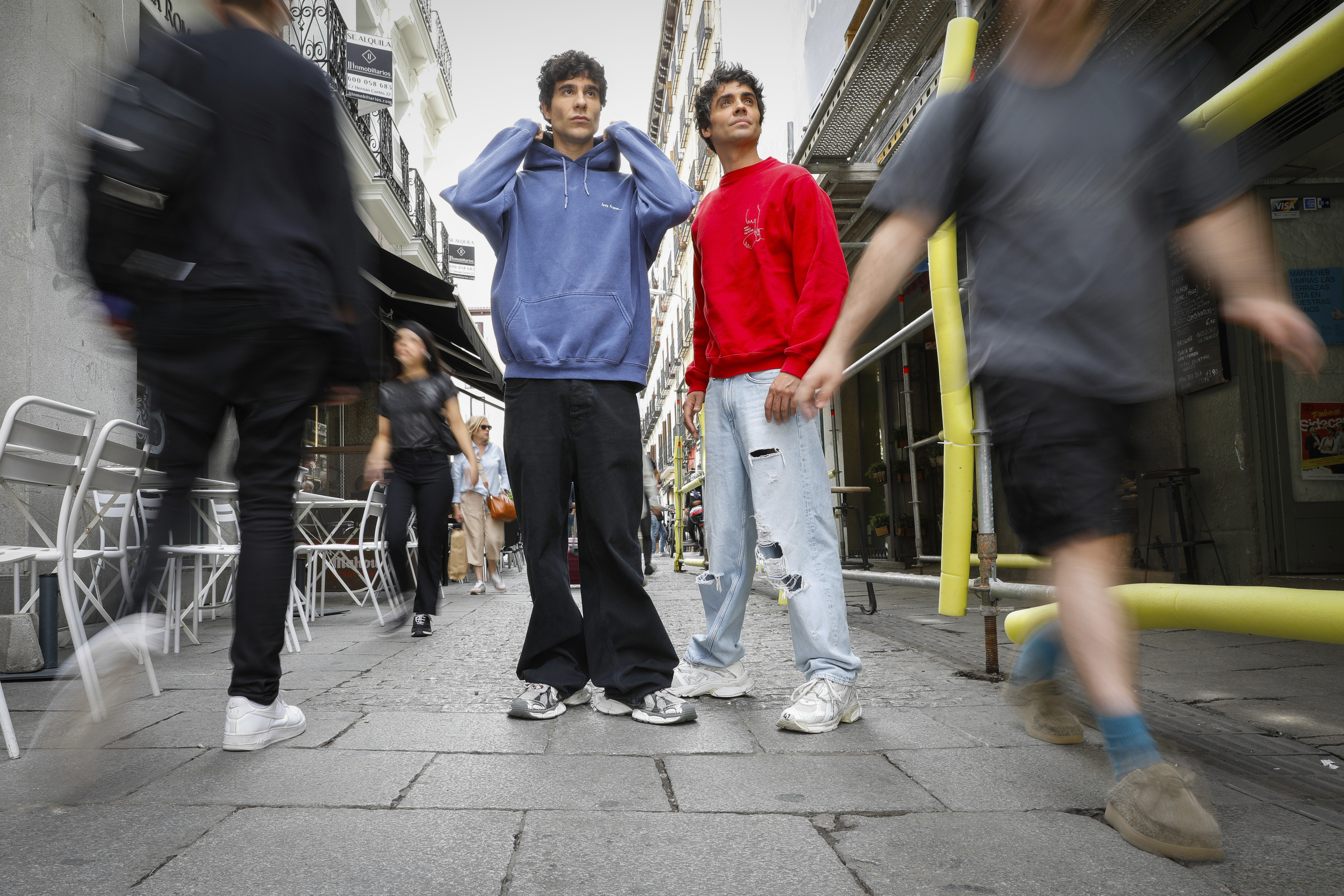 Javier Calvo y Javier Ambrossi posan en las calles de Chueca en la primavera de 2024, antes de celebrarse el Orgullo de Madrid.