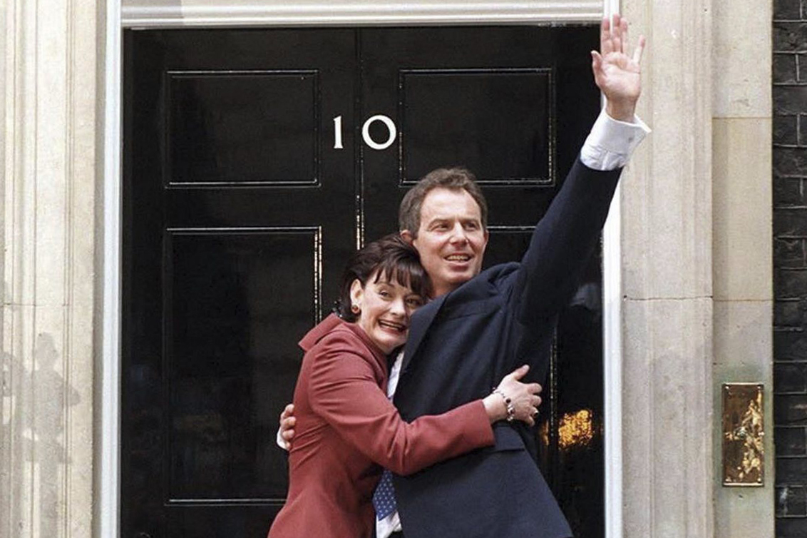 Tony Blair con su esposa, Cherie, en el n�mero 10 de Downing Street, en 1997.