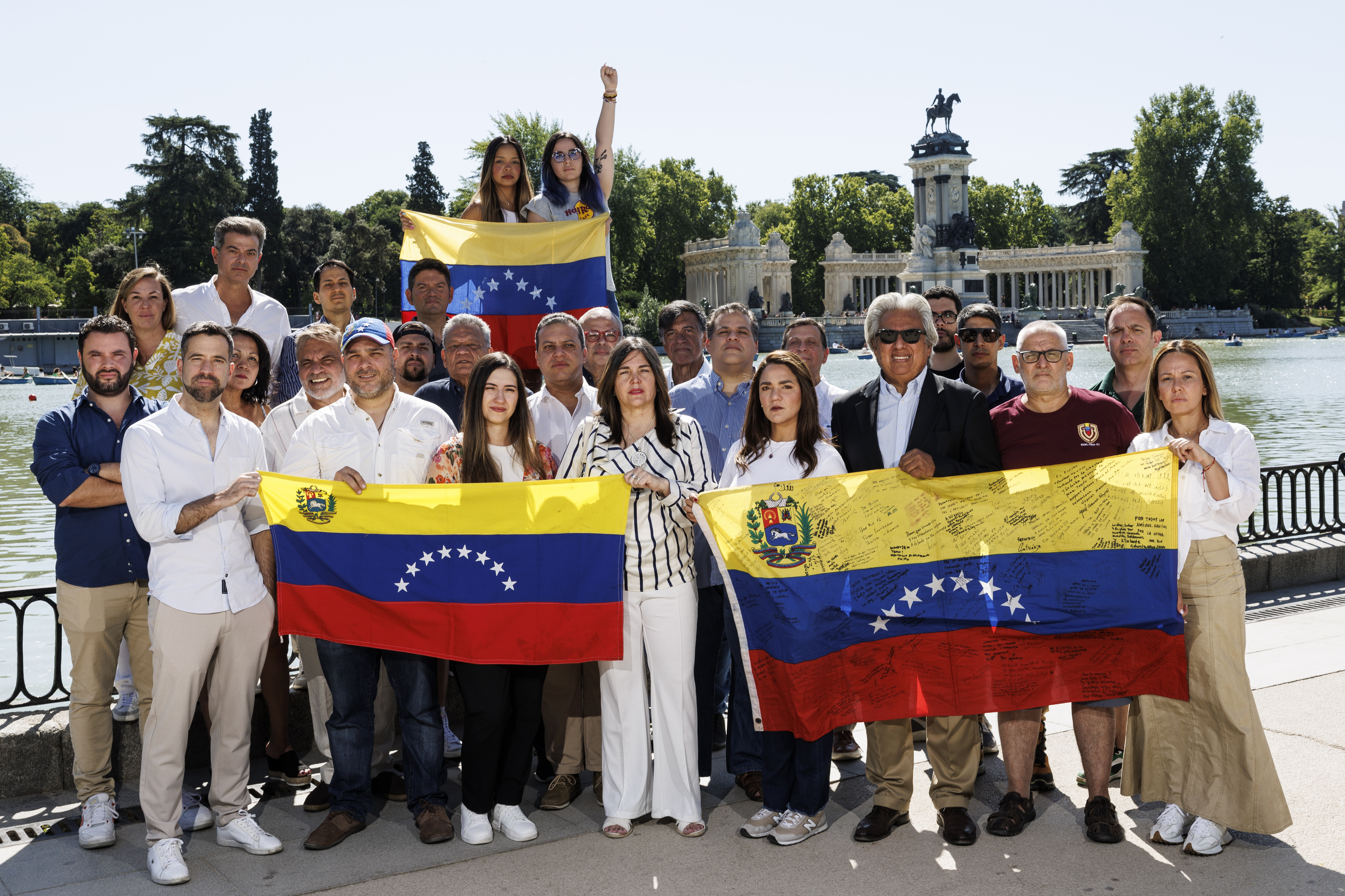 Un nutrido grupo de la di�spora venezolana reunido, ayer, en el Parque del Retiro de Madrid.
