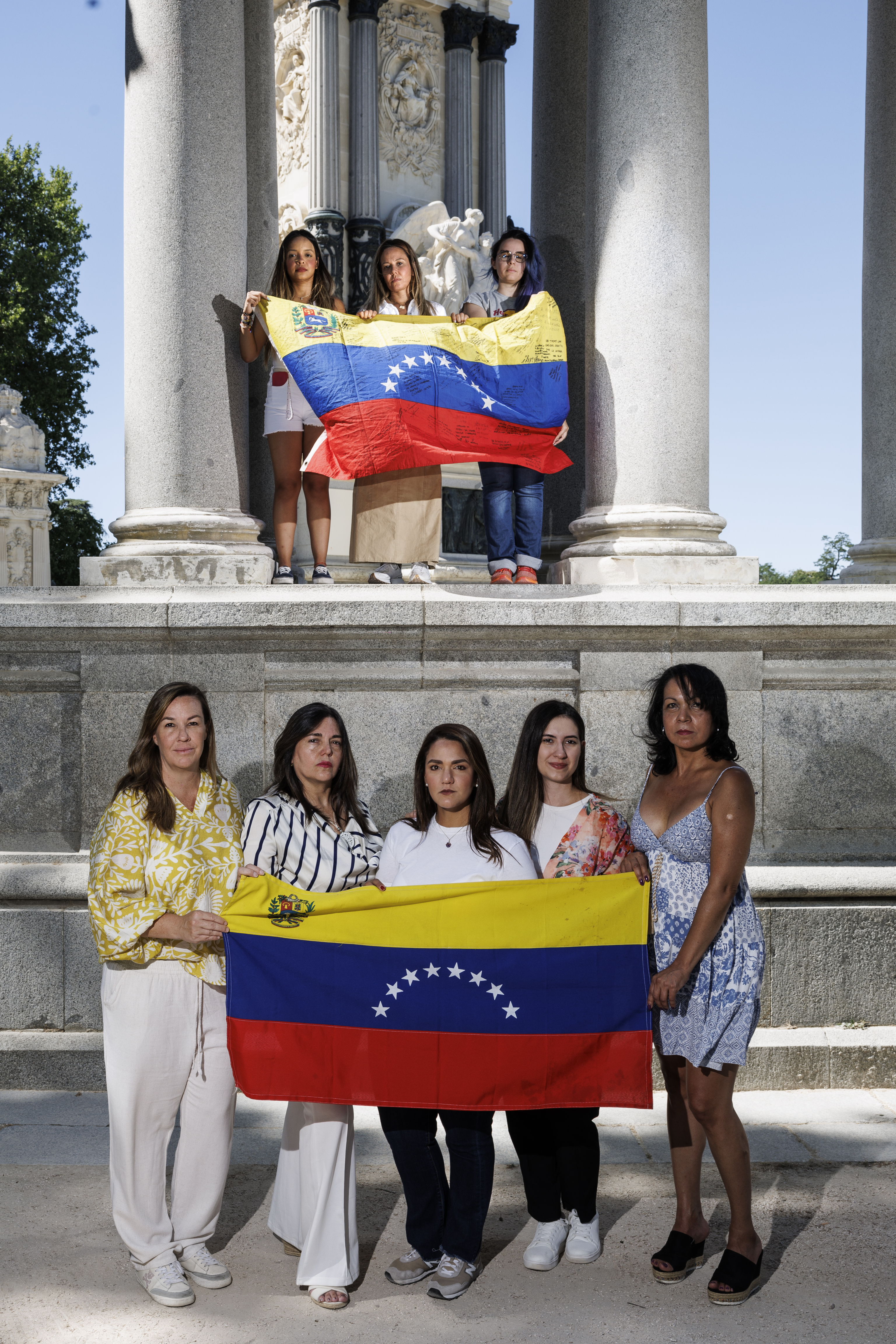 Mujeres venezolanas portando la bandera de su pa�s.