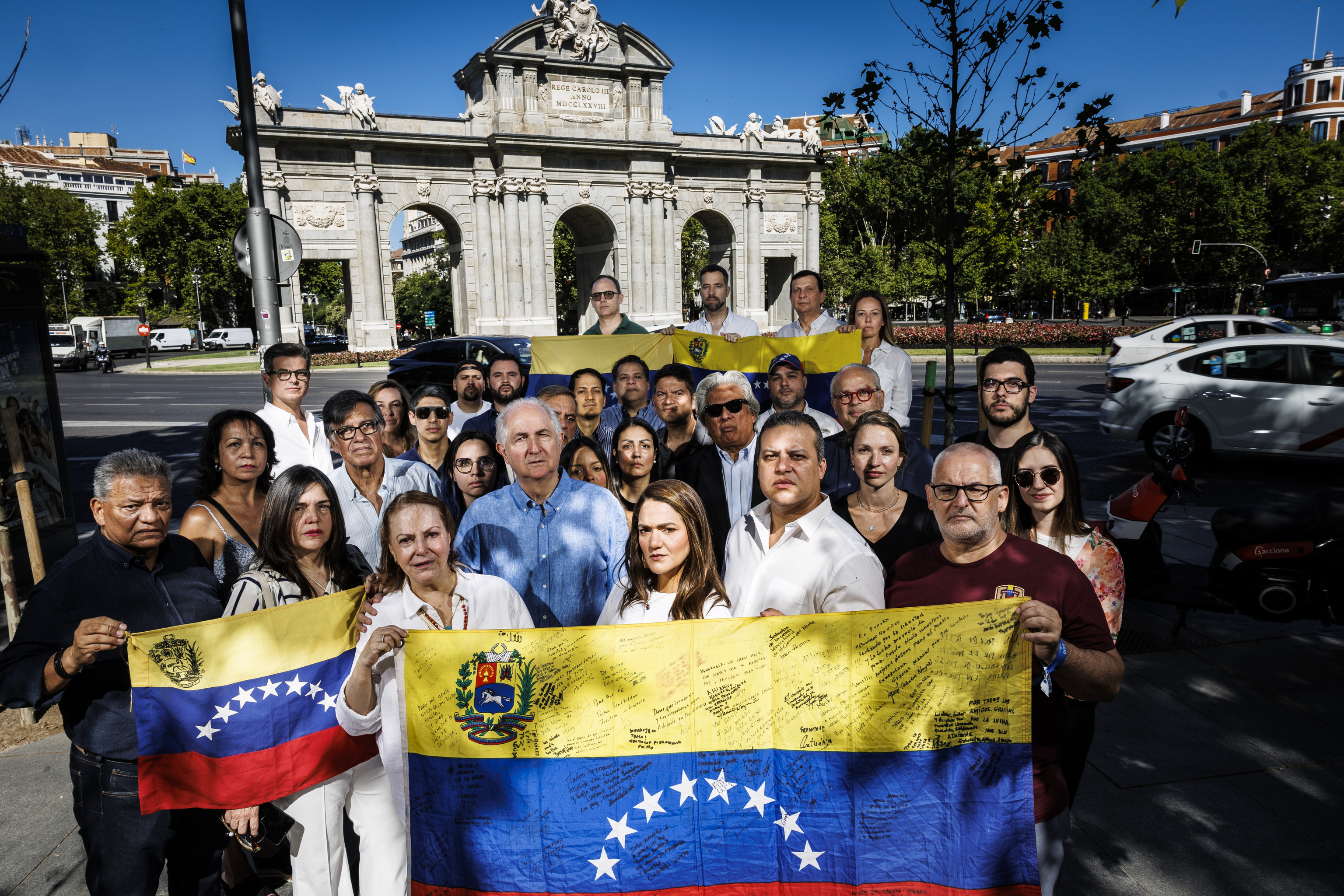 Un grupo de disidentes venezolanos en el exilio en Espa�a, reunidos en la Puerta de Alcal� de Madrid.