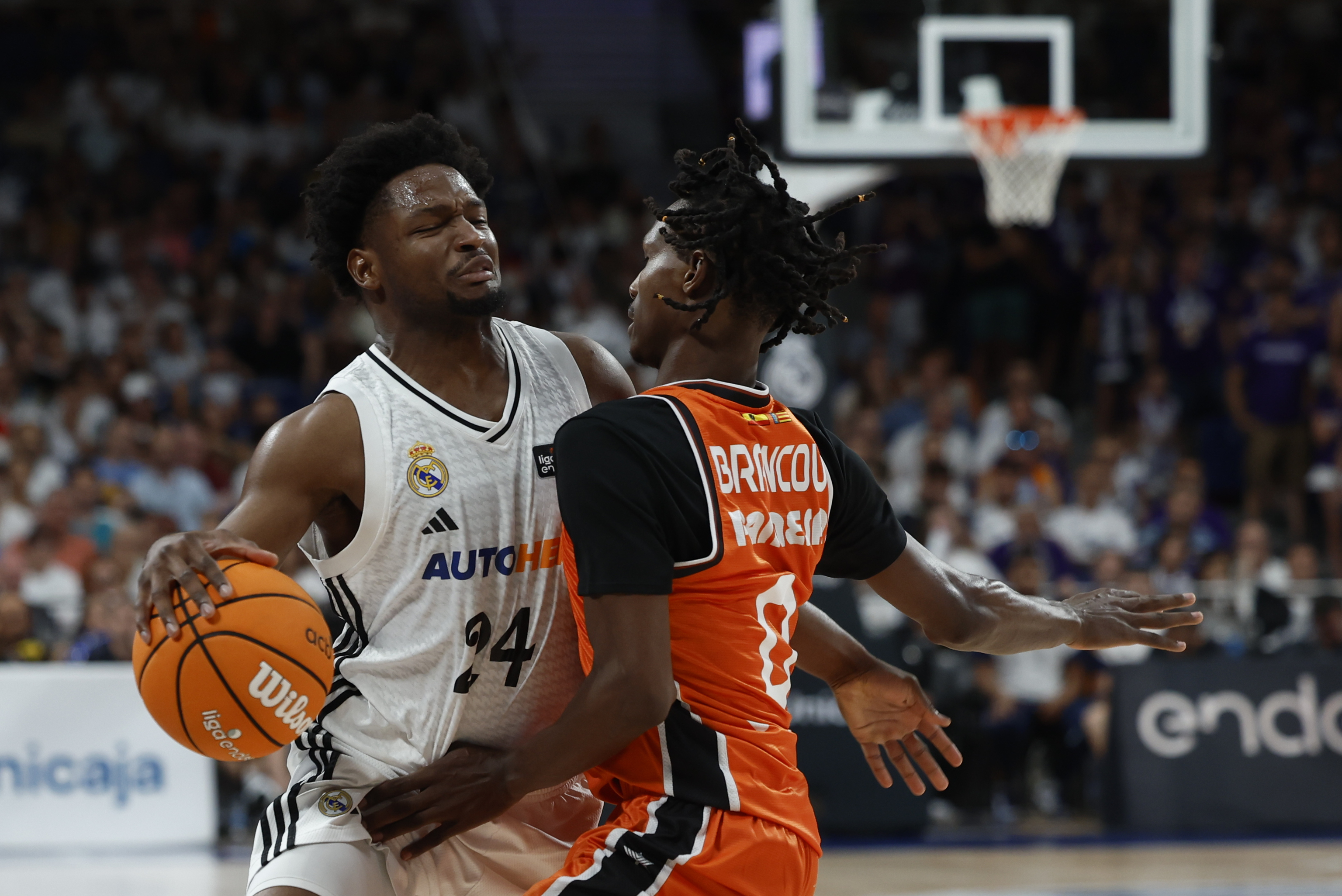 Andr�s Feliz, defendido por Badio, en el segundo partido de la final.