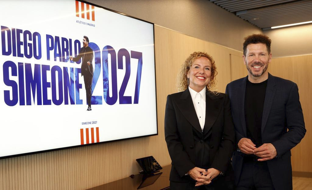 El Cholo junto a su hermana Natalia en la �ltima de las renovaciones llevadas a cabo con el Atl�tico